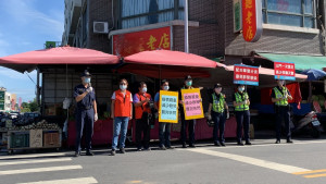 南投分局與市公所到傳統市場宣導採買分流。（南投分局提供）