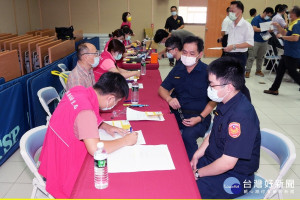 南投一線員警2日展開施打疫苗。（縣警局提供）