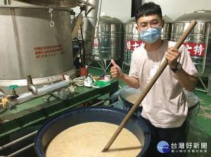 八年級的年輕助理釀酒師，去年遇第一波疫情陷入苦尋不著工作的困境，在虎尾就業中心協助釐清職涯方向，開啟從事釀酒工作的興趣。