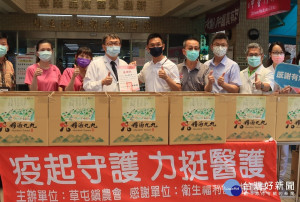 草屯農會贈210份便當感謝南投醫院醫護人員辛勞。（記者扶小萍攝）