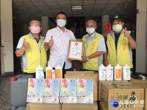 嘉義縣北回急難救助協會捐贈民雄警分局隨身噴霧器、消毒液等／陳致愷翻攝