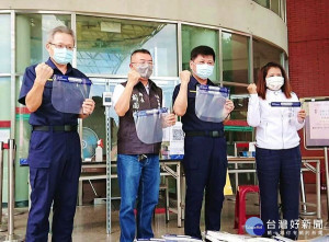 四湖鄉長蘇國瓏、臺西鄉長林芬瑩體恤員警防疫勤務辛勞，特贈送臺西警分局700個防護面罩為基層加油打氣，保護執勤的安全。