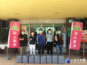 市議員方一峰媒合圓山國際開發有限公司提供西港區內環境清消工作所需之漂白水。