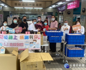議員企業贈點心予南投醫院。（維客多提供）