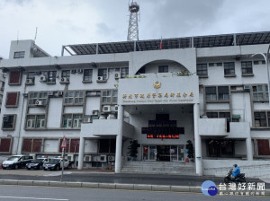 新莊警分局偵查隊長林子翔提醒慎防詐騙，尤其是來路不明的電話及簡訊，要求民眾到提款機前操作，幾乎都是詐騙手法，千萬不要相信