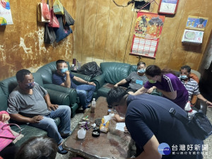 雨天宿舍打牌，溪警查獲移工群聚開罰。圖／彰化縣警局提供