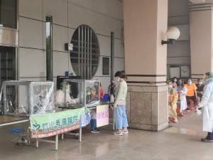 秀傳醫院在縣立體育場做篩檢服務。（縣府提供）