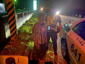 失智老婦外出運動卻忘記回家的路，無助枯坐路旁，四湖所巡警熱心協助，護送阿嬤平安返家。