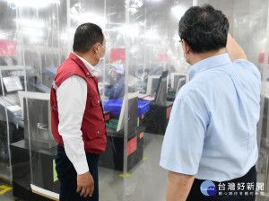 新北市長侯友宜7日上午帶領勞工局與經發局等防疫團隊，前往位於疫情熱區土城的燿華電子移工宿舍訪視