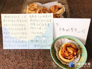 熱心的陳小姐送自製的玫瑰蘋果塔走進板橋警分局，將玫瑰蘋果塔交給值班員警，希望能幫辛苦的員警同仁加油打氣！