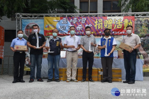 繆氏投資企業董事長繆光宙（左四）捐贈千餘檯燈給南投學童。（縣府提供）