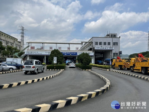 車輛定檢期限在防疫三級警戒期間的自用小型車及大型重型機車，可順延於警戒結束後1個月內辦理驗車
