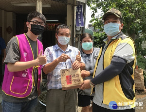 北港鎮農會選用在地優質農特產，遵循防疫措施以分流方式辦理包粽活動，避免群聚又能讓鄉親感受端午佳節的溫馨。