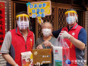 新北市榮服處林火土處長(左)致贈端節愛心物資與毛伯伯(中)