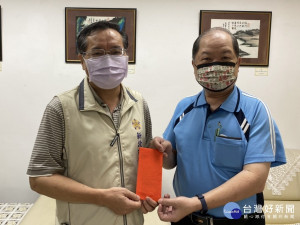 黃村杉理事長代表致贈新北市榮服處代購端午節禮盒，轉送給新北市各區獨居、弱勢榮民眷