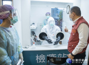侯友宜9日前往鴻海精密公司視察，了解企業快篩執行情形