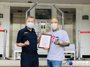 理事長阮橋本代表致贈新北市海山警分局2部噴霧式防疫門