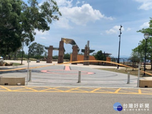 
 
新冠疫情嚴峻列三級警戒，一向遊客如熾的鐵砧山，市府封場，失去遊客人潮，場地顯得冷冷清清。（記者陳榮昌攝）