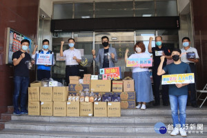 張議員與青創老闆們贈物資予南投分局。（記者扶小萍攝）