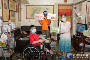 詹麗珠博士（右）致贈端午粽子給阿成（左）。