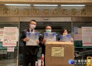 南崗扶輪社贈防護面罩予南投醫院。（南崗扶輪社提供）