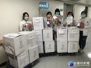 部立南投醫院同仁收到暖心禮。（縣府提供）