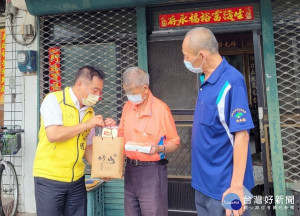 竹山鎮公所展開獨居長輩及弱勢等關懷。（竹山鎮公所提供）