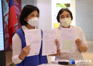 雲林縣長張麗善偕同衛生局長曾春美針對疫苗施打所產生的爭議，向社會大眾說明解釋。