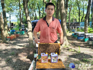新北市農業局為緩解疫情對青農農產銷售之衝擊，媒合青農商品上架農會超市販售，除實體通路外，也提供線上訂購及宅配服務