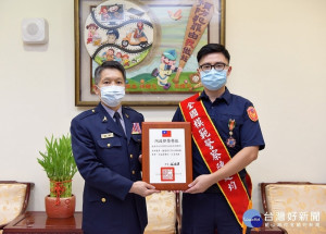 局長黃建榮表揚全國模範警察第二分局偵查佐陳建均／陳致愷翻攝