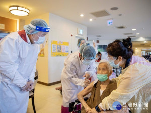 市長侯友宜13日上午前往三峽清福養老院護理之家探視了解長者施打疫苗情況