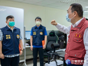 新北市長侯友宜14日警察節前夕特地到新北刑事警察大隊頒發員警確診慰問金