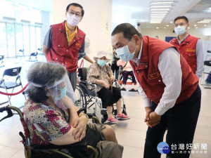 侯友宜市長15日視察新北市85歲以上長者施打疫苗情形