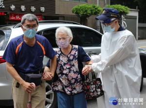 板橋警分局員警遇有年長者行動不便者主動關懷，並視狀況提供必要協助