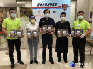 新北市議員李翁月娥有感於警察在防疫的努力， 特別於警察節15日上午9時至三重警分局致贈593份牛肉麵禮盒慶祝警察節