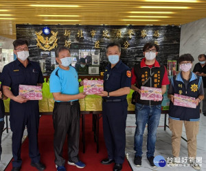 新北市議長蔣根煌在警察節這一天，特別帶來澎湃雞腿餐盒，以及紐西蘭進口蘋果至新莊警分局慰勞員警辛勞，為同仁們加油打氣