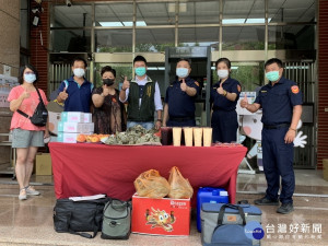 名間鄉柑宅仔福德宮贈肉粽茶飲感謝警醫護辛勞。（中興分局提供）