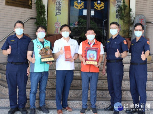 分局本部受獎人員的獎勵金、獎牌，由分局長劉炯炫代表受頒