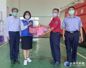 縣長張麗善前往專責防疫的北五消防分隊慰勞防疫英雄，致贈營養品希望大家保持健康，並蓄滿能量持續為民眾服務。