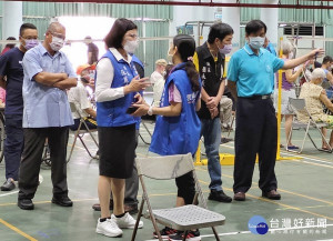 雲林縣85歲以上長者疫苗接種15日開打，縣長張麗善前往各快打站視察，關心長輩施打狀況及整體流程順暢度。