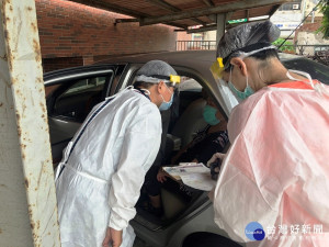 彰化縣啟動疫苗得來速服務，民眾免下車就可施打疫苗。圖/彰化縣政府提供