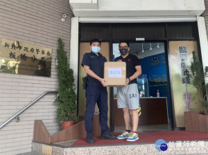 菩提法門佛教基金會捐贈板橋警分局連身防護衣1千件及防護帽2千個等多元防疫用品