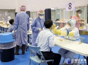 台塑麥寮六輕已累積5例確診個案，台塑企業針對六輕廠區1萬3千名員工進行普篩，縣長張麗善前往視察企業普篩執行情形。