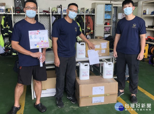 南港區舊莊里里長張瑞芳至橫科分隊致贈消毒用酒精、簡易型面罩等防疫物資及1萬元加菜金，分隊長吳孟峰感謝捐防疫物資，但現金部分則予以拒絕退還