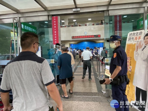 埔里員警協助疫苗施打安全維護等。（埔里分局提供）