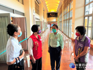 縣長王惠美感謝慈濟提供靜思堂這麼優質的場域，做為秀水場次居服員注射場次，現場動線規劃相當順暢，工作人員也很貼心服務，令人讚賞，倍感溫馨。
