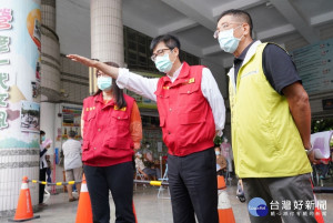 視察燕巢、美濃、左營疫苗接種　陳其邁感謝醫護及防疫同仁辛勞付出