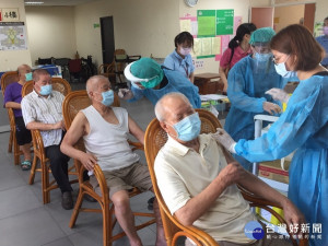板橋榮家特別協請板橋衛生所為長輩及第一線工作同仁完成COVID-19 疫苗接種