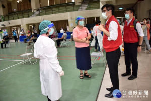 高雄82歲以上長輩開打　陳其邁視察感謝醫護辛勤付出