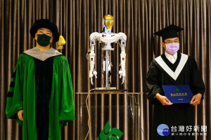 仿生機器人將頒證、撥穗。